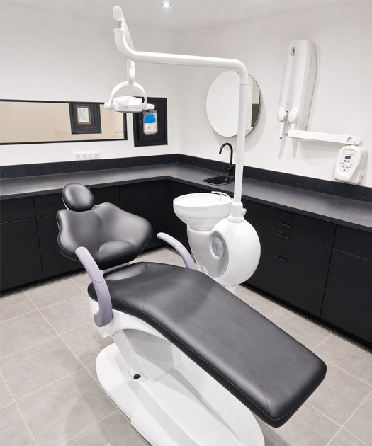 Création complète et aménagement d'un cabinet dentaire avec Installation d'un fauteuil Bader, d'un bras radio S&S, d'un meuble de rangement mural Loran et de paillasse à Nice en 2023